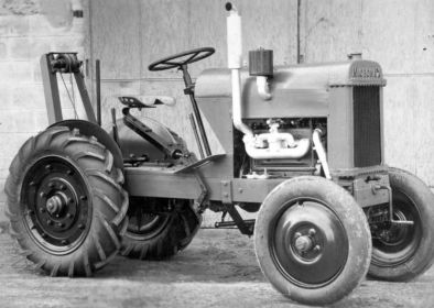 Tracteur Micromax de 1940 avec  relevage mécanique.