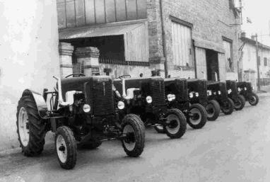 Un alignement de tracteurs en 1948 devant l‘usine de Bourg en Bresse.